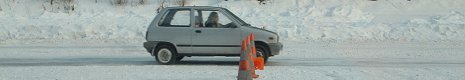 Kleinwagen beim Eisslalom