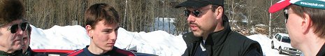Instruktor im Gespräch mit Teilnehmern