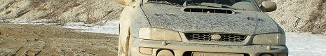 Staubiger Subaru nach einer Schotterfahrt