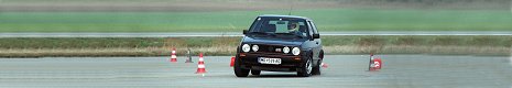 Golf beim Autoslalom zwischen Pylonen